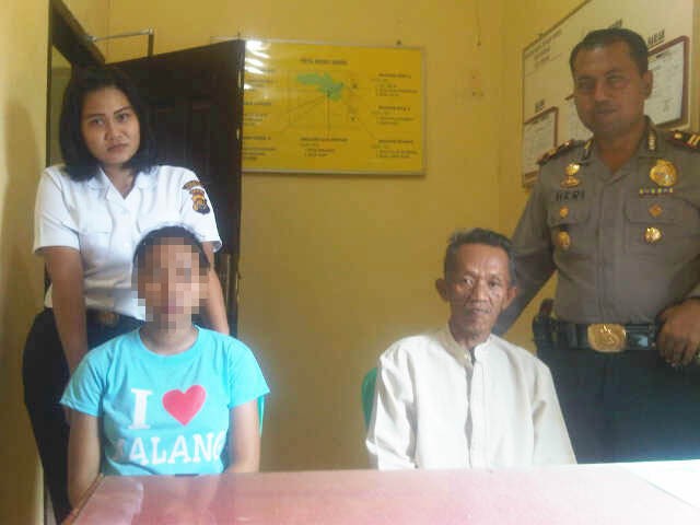 Pelaku (baju putih) dan korban saat dimintai keterangannya